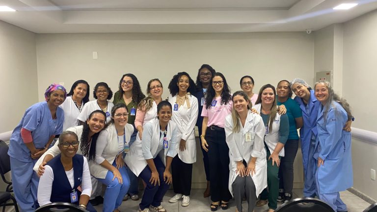 Hospital Jorge Valente promove palestra do Outubro Rosa com foco no autocuidado e na prevenção do câncer de mama